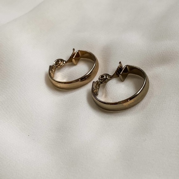 VTG Gold Classic Medium Hoop Clip Earrings - Picture 2 of 6